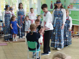 Встречаем гостей из фольклорной студии "Колесом дорога". Встречаем гостей из фольклорной студии "Колесом дорога".